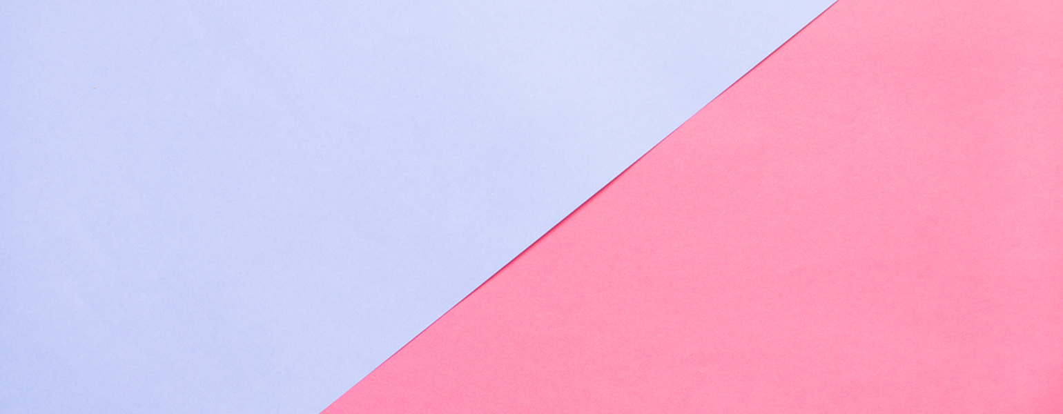 zwei-blaue-und-rosa-farbene-Papierdreiecke