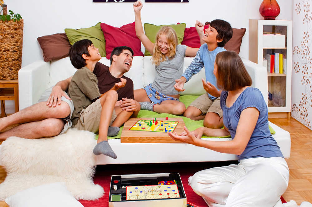 zusammen Brettspiel spielen Familie